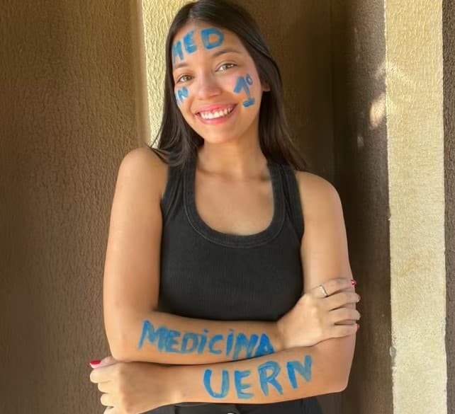 Única estudante do RN com nota mil na redação do Enem 2024 conquista 1º lugar em medicina na UERN