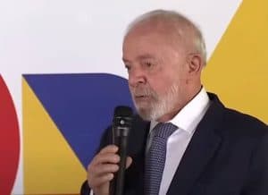 Lula cobra ministros e pede “mais rua e menos palácio”
