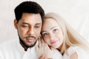 Marido paga equivalente a R$ 1.200 por mês à esposa por “ela ser mãe e menstruar”