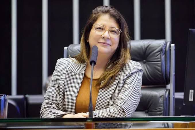 Deputada Carla Dickson assina pedido de impeachment contra Presidente Lula e abertura de CPI por suposta pedalada fiscal no Programa “Pé de Meia”
