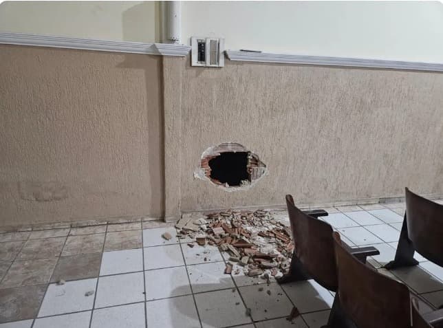 Homem é preso após arrombar parede de igreja a marretadas e furtar alimentos em Natal