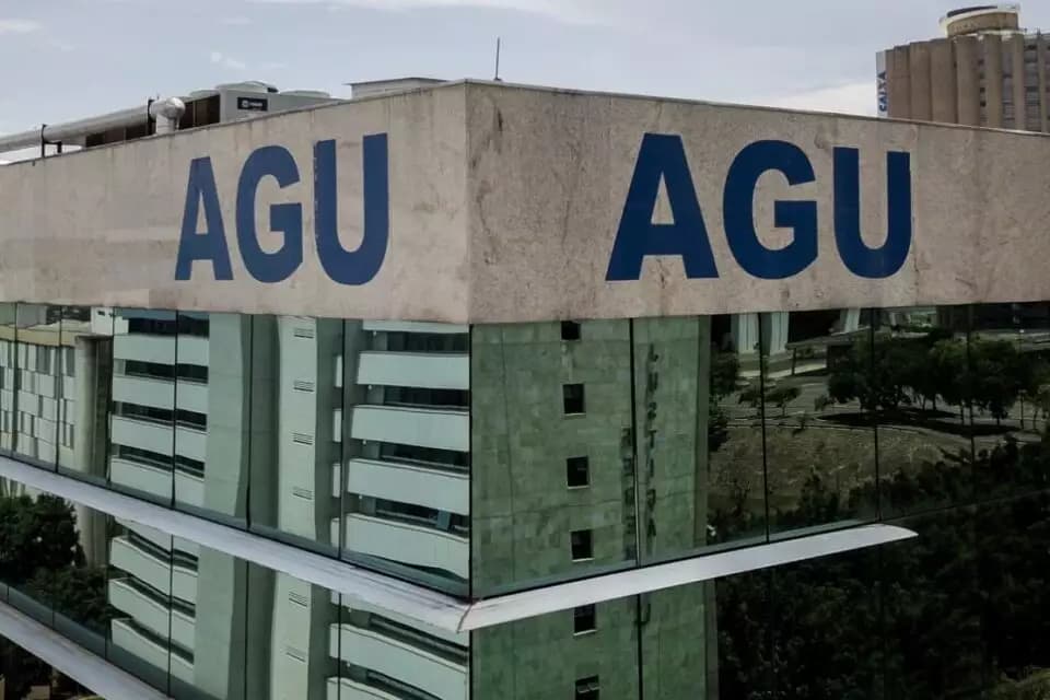 Carreiras da AGU receberam R$ 4,5 bilhões acima do teto, diz estudo