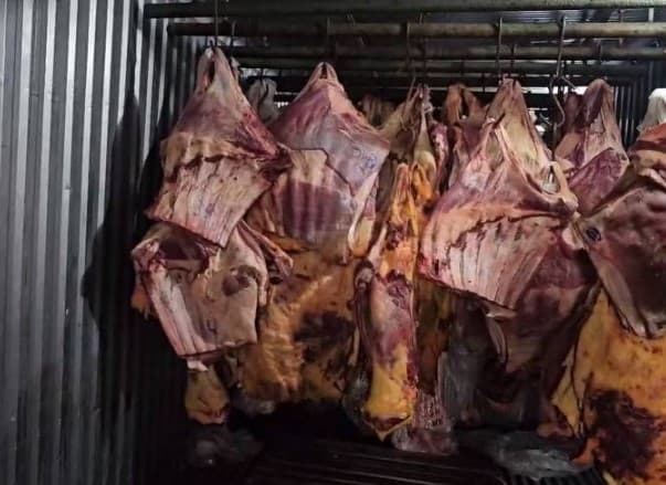 Empresa comprou e revendeu carne que ficou submersa nas enchentes do RS, afirma polícia