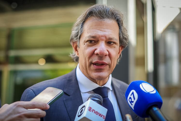 Queixa-crime de Flávio Bolsonaro contra Haddad por fala sobre ‘rachadinha' nas mãos de André Mendonça