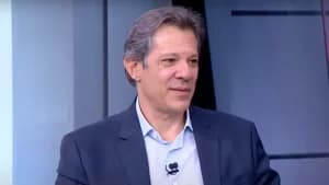 Haddad diz estar "preocupado" com a trajetória da dívida brasileira