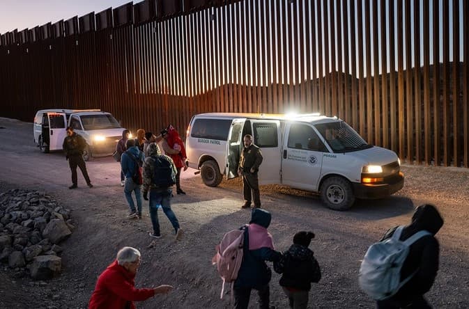 EUA: governo Trump já começa a buscar imigrantes ilegais para deportá-los