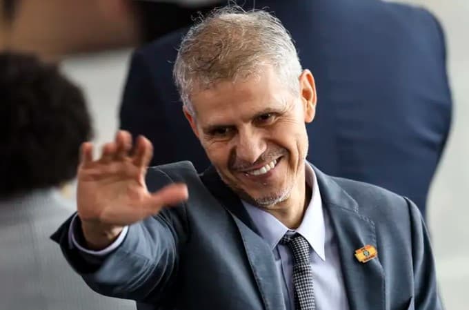 Sidônio decide demitir nome de Janja à frente das redes sociais do governo Lula