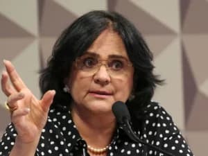 Justiça rejeita ação de Damares contra orientação sobre aborto legal
