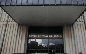 Fundador da XP diz que Brasil vive um cenário pior do que quando Dilma sofreu impeachment