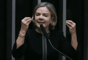 Gleisi espera ser anunciada ministra de Lula nos próximos dias