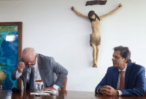 Lula dá bronca em ministros por vazamentos que tentam queimar Haddad