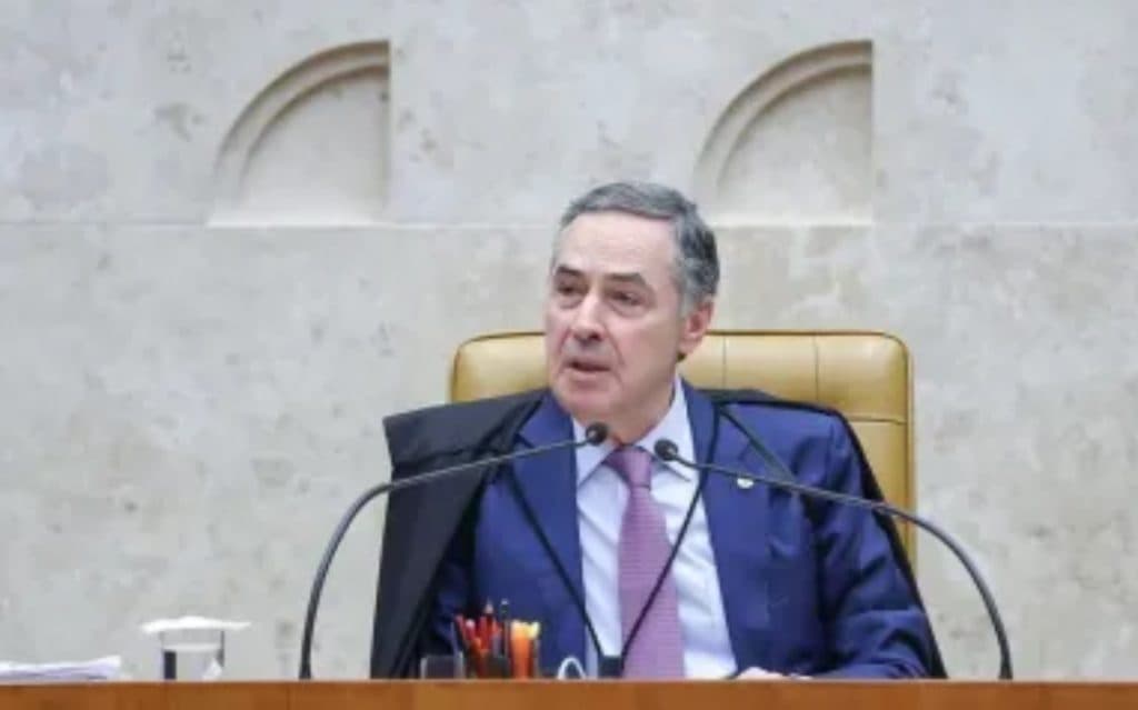 Barroso consulta Dino e Zanin sobre impedimento para julgar Bolsonaro
