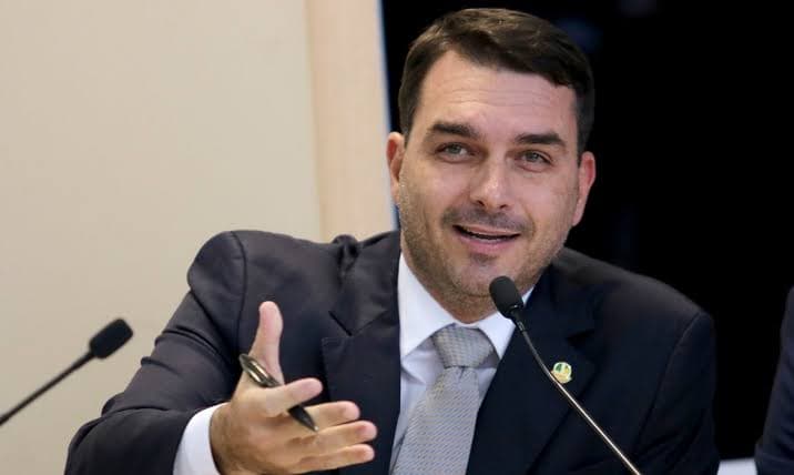 Povo quer tirar Lula e ter Bolsonaro de volta, diz Flávio