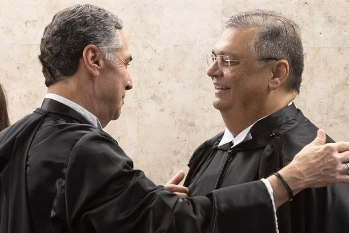 Barroso nega impedimentos e libera Dino e Zanin para julgar Bolsonaro