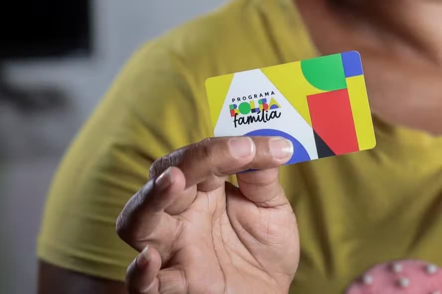 Beneficiários do Bolsa Família fizeram transações com rede ligada ao PCC e suspeita de lavagem de dinheiro