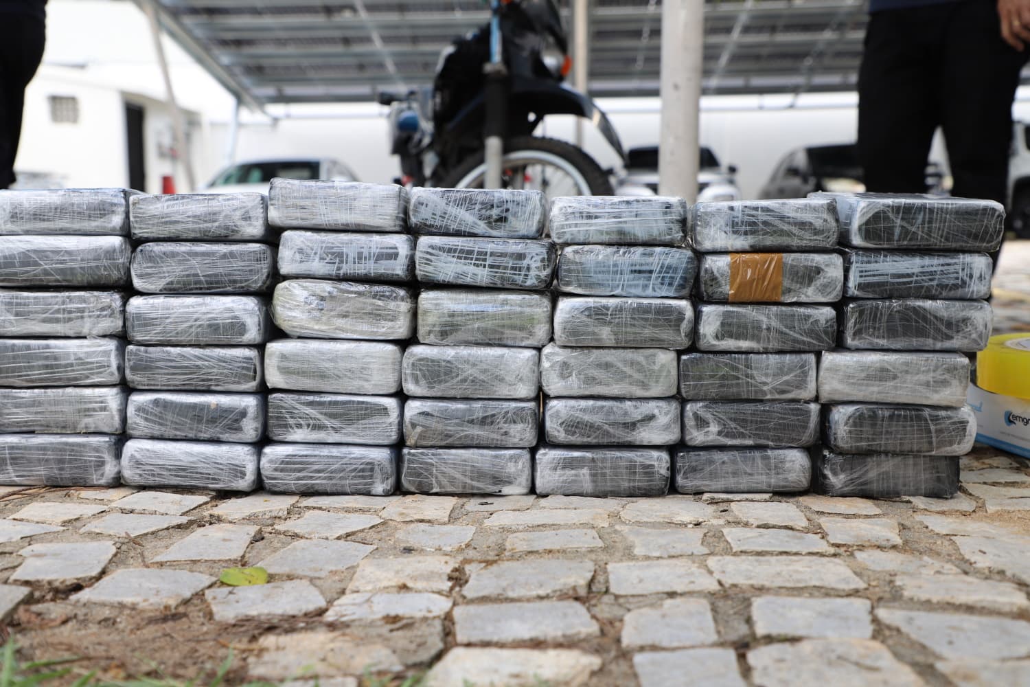 VÍDEO E FOTOS: Polícia Federal apreende 360 kg de cocaína com alto grau de pureza em Parnamirim; droga seria levada para Europa