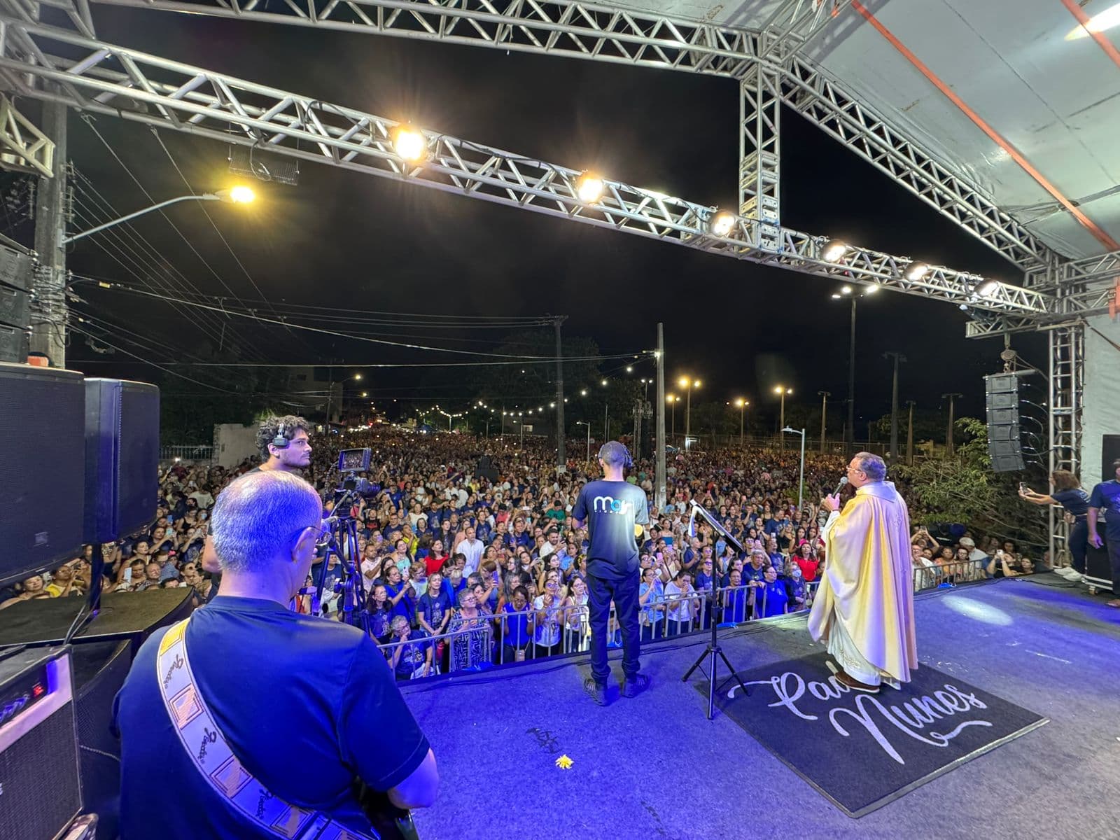 Fiéis lotam praça de Neópolis em despedida do Padre Nunes da paróquia
