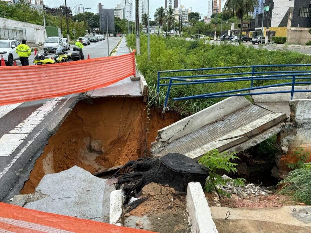 Cratera se abre e interdita trânsito no Baldo próximo ao Hospital Memorial