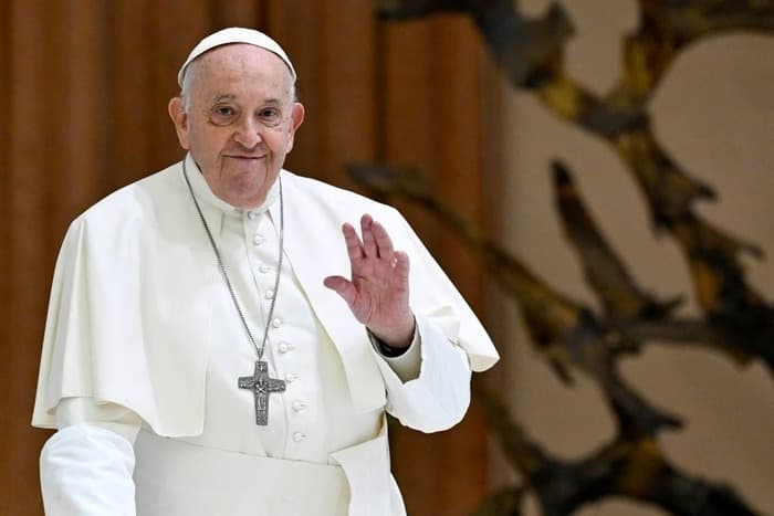 Papa Francisco tem infecção respiratória e quadro clínico é “complexo”