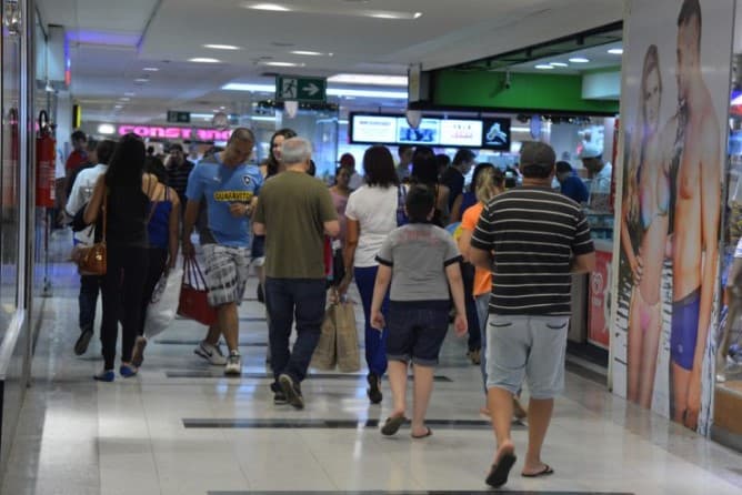 Brasileiro prefere saúde a ter casa própria e vê o diploma como menos valioso para conseguir emprego, diz pesquisa Quaest