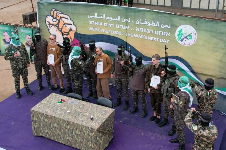 Hamas faz reféns israelenses agradecerem aos captores antes de serem libertos