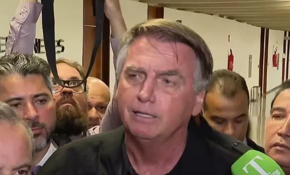 Bolsonaro sobre Michelle a frente de Lula em pesquisa: "sinal que ele está derretendo, é um incompetente"