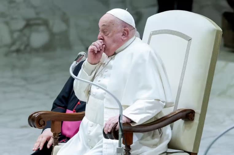 Papa Francisco segue em tratamento no hospital e está estável, diz Vaticano; Pontífice pediu desculpas por faltar a missa