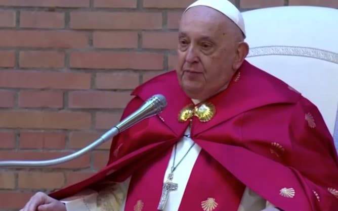 Internado, Papa Francisco tem febre leve e infecção respiratória, diz Vaticano