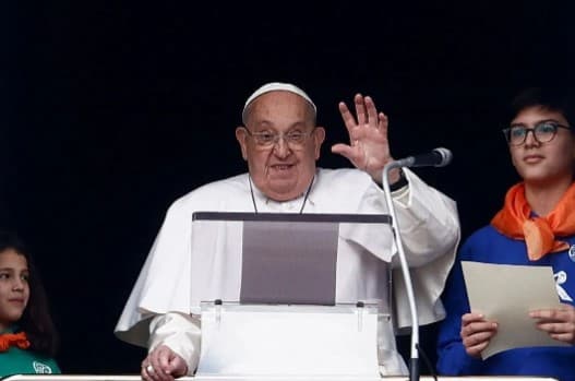 Papa Francisco ‘não está fora de perigo’ e deve permanecer internado, diz equipe médica