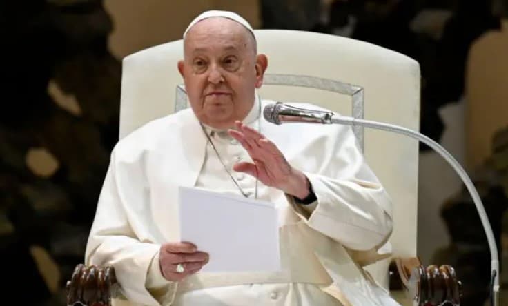Em estado crítico, Papa Francisco apresenta crise respiratória asmática e passa por transfusão de sangue, diz Vaticano