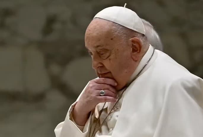 Ainda em estado crítico, papa tem leve insuficiência renal, mas não sofre mais de crise respiratória, diz Vaticano