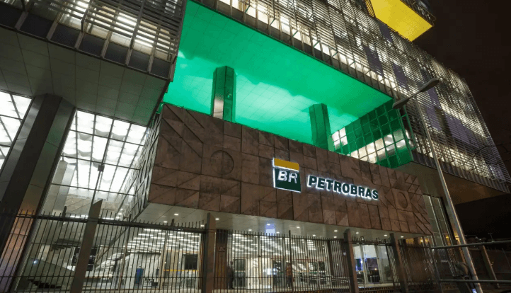 Funcionários da Petrobras aprovam greve de 24 horas na próxima quarta-feira (26)