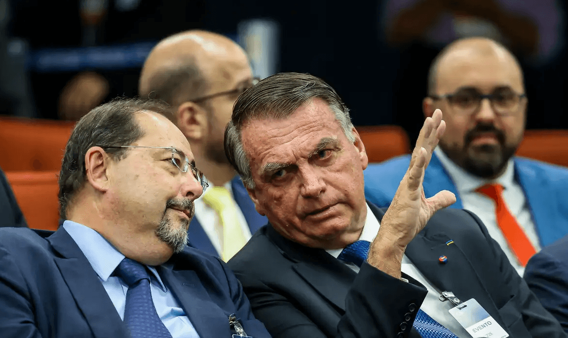 Bolsonaro diz que STF muda entendimentos com “objetivo político” contra ele