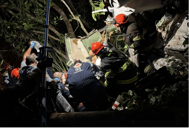 Avião de pequeno porte cai no litoral de SP e deixa pelo menos 1 morto