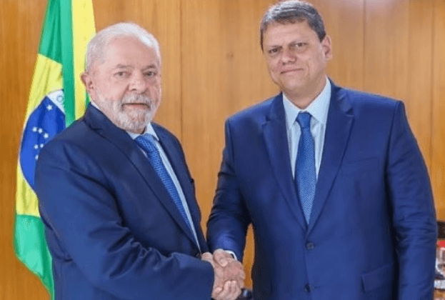 PT vê Tarcísio presidenciável e faz panfleto de comparação com Lula