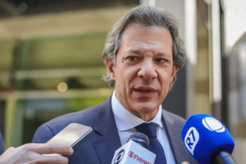 Mordomia: Haddad voa de jatinho a cada dois dias