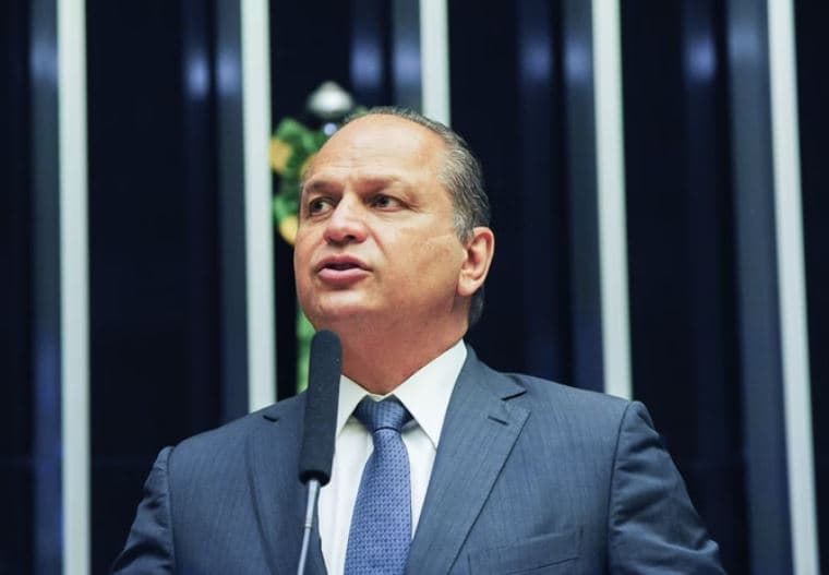 Volta de ex-líder de Bolsonaro à Câmara abre disputa na sigla de Lira
