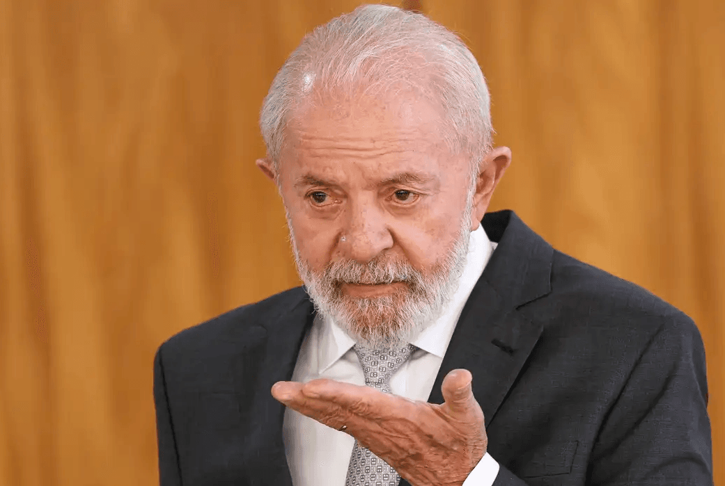 Tesoureira do PT confronta Lula em reunião na casa de Gleisi