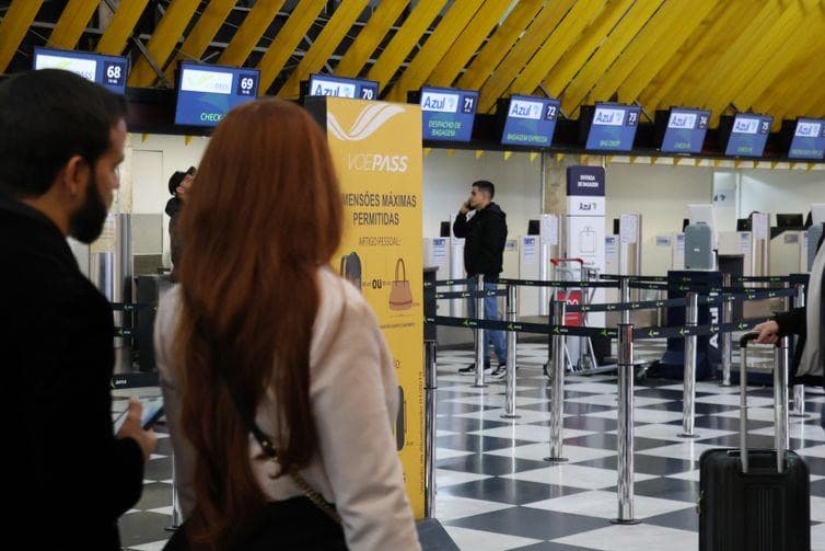 Suspensão da Voepass traz problemas para passageiros deixarem Noronha