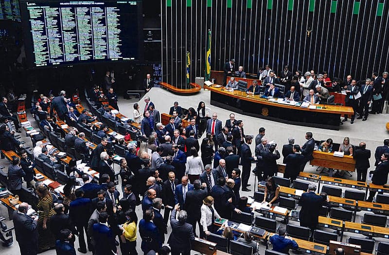 133 pessoas precisam trabalhar para sustentar 1 deputado federal