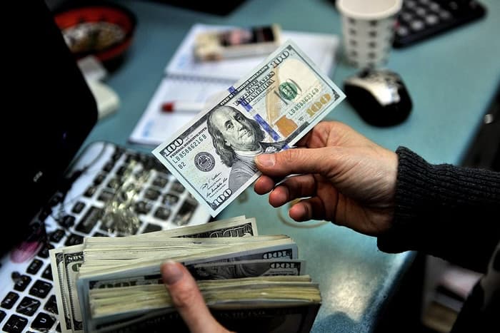 Dólar e Bolsa sobem, a poucos dias da vigência das tarifas de Trump