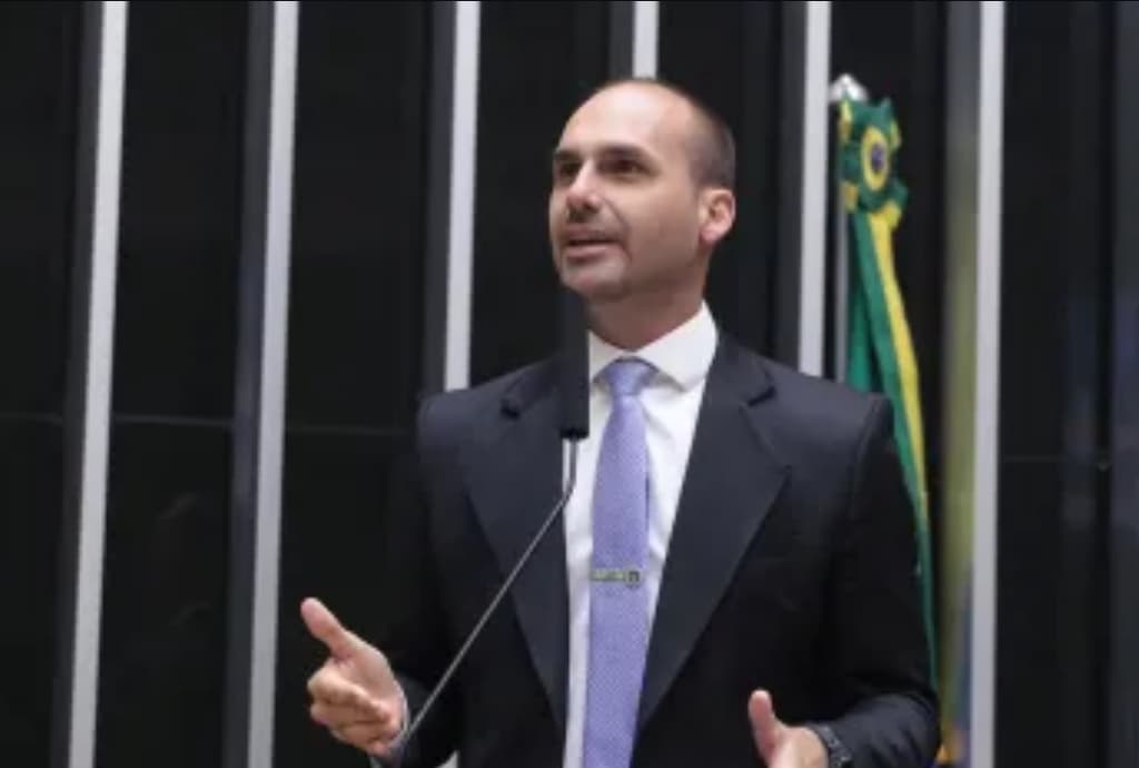 Moraes rejeita investigação e apreensão de passaporte de Eduardo Bolsonaro