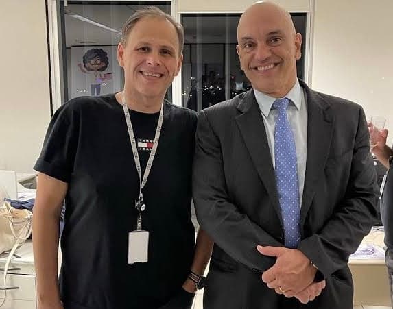 Glenn Greenwald relembra reportagem em que assessor de Moraes fala em ‘pegar o Eduardo Bolsonaro'