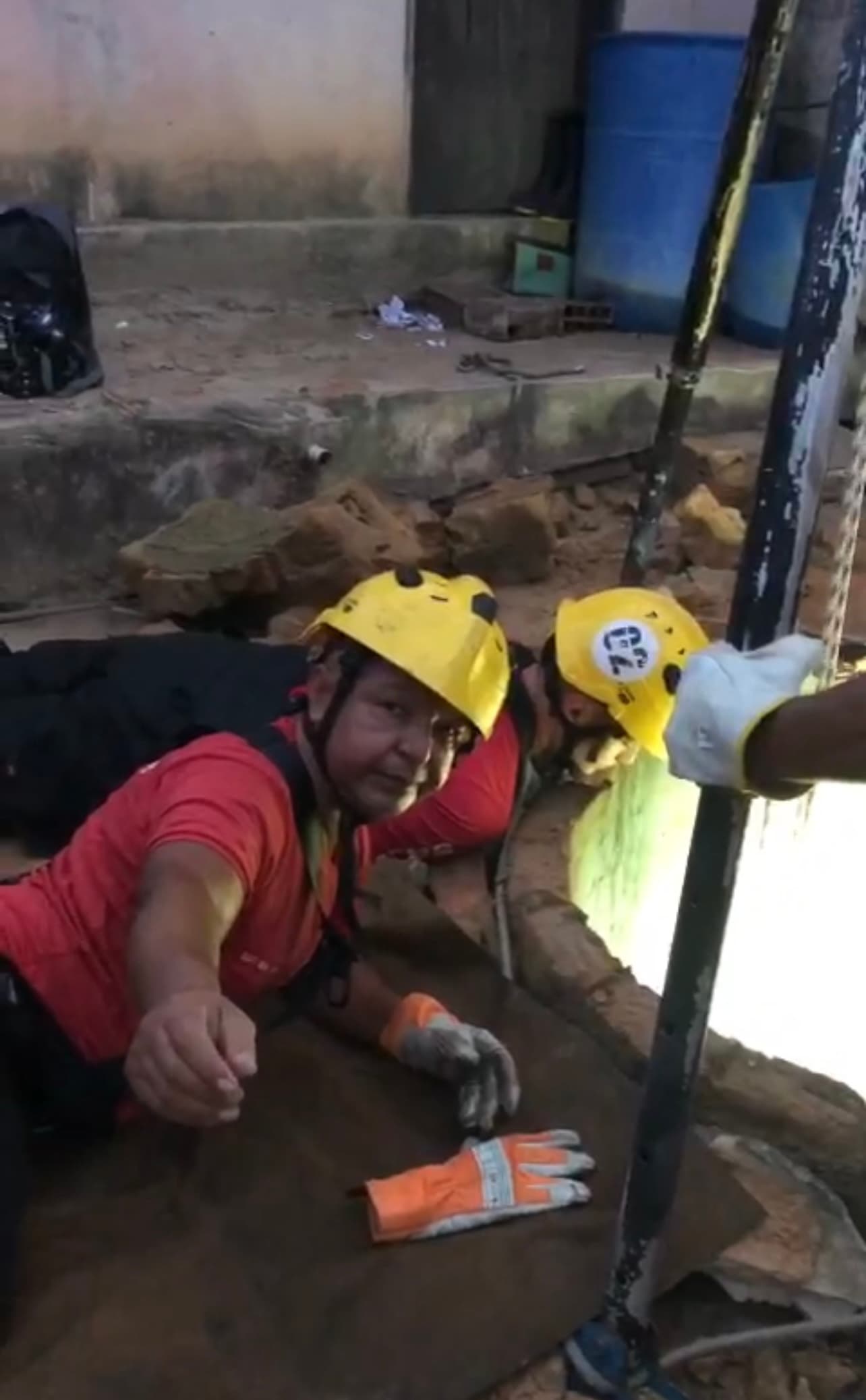 Bombeiros resgatam cachorro que caiu em cisterna de 30 metros na Grande Natal