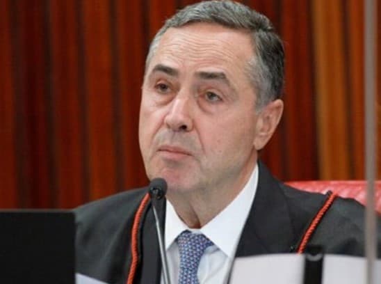 ‘Brasileiros vão de indignação a pena', diz Barroso sobre mulher que pichou estátua do STF no 8/1