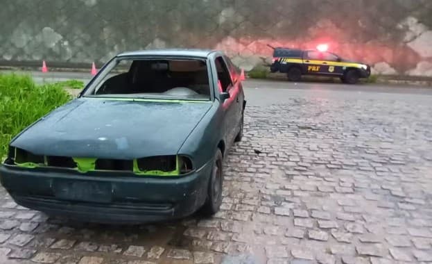 Carro ‘impróprio para circulação' é apreendido na BR-101 sem faróis, para-brisa, retrovisores e metade do volante