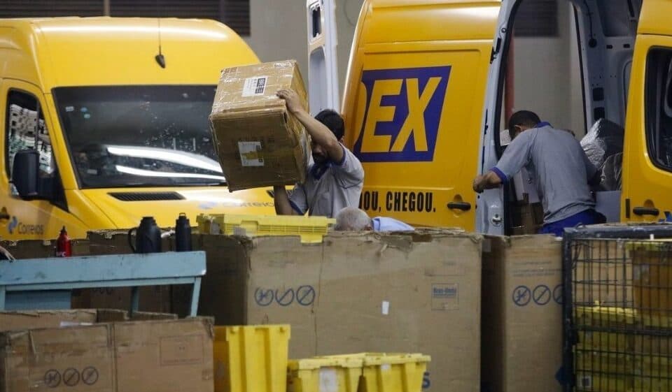 Por falta de pagamentos, transportadoras dos Correios ameaçam parar