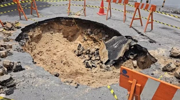 Vazamento em encanamento faz cratera se abrir no bairro das Rocas