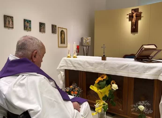 Vaticano publica foto do papa Francisco rezando na capela do hospital