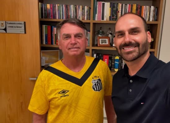 Bolsonaro diz que possível apreensão do passaporte de Eduardo visa causar constrangimento